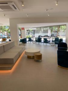 马贝拉New & Beautiful Loft in Puerto Banus的大堂配有沙发、椅子和桌子