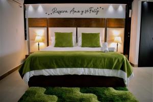 圣罗莎德卡瓦尔Hotel Jade Spa的一间卧室配有一张带绿毯的大床
