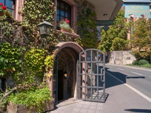 维尔茨堡古鲁奈巴姆酒店的街道上带有拱门的建筑物入口