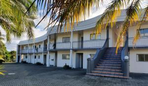 旺阿马塔布里克斯汽车旅馆的一座带楼梯和棕榈树的建筑