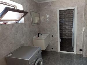 连科兰Частный дом Ленкорань的一间带水槽和洗衣机的浴室