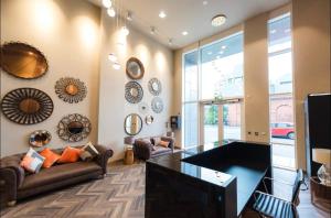 贝尔法斯特City Centre Luxury Apartments的带沙发和玻璃桌的客厅