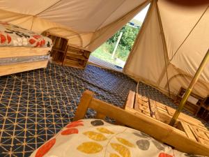 利克Roaches Retreat Eco Glampsite - Wallaby Way Bell Tent的帐篷内带两张床的房间