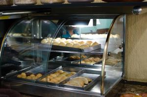 贝洛奥里藏特福利马斯酒店的面包店内装满许多甜甜圈的陈列箱