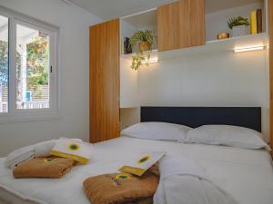 蓬他码头Pini Beach Village的一间卧室配有带毛巾的床和窗户。