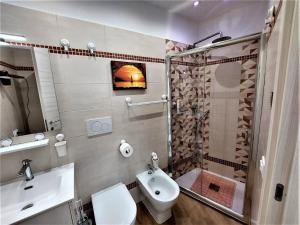 罗马TrustEverVito的带淋浴、卫生间和盥洗盆的浴室