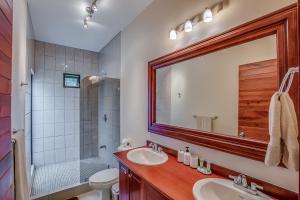 诺萨拉Hidden Palms的一间带水槽、卫生间和镜子的浴室