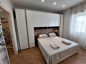罗马TrustEverVito的一间卧室配有一张床,上面有两条毛巾