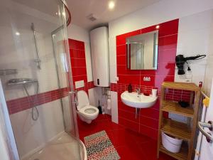 斯托泽克Apartmán 7的红色的浴室设有卫生间和水槽