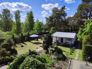 拉加希姆斯Renovated wooden cottage 300 meters from the beach的享有花园的景致,设有房屋