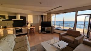 塔林Pirita Beach View Suites的海景客厅