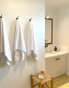彭特派因The Ridge的浴室的墙壁上挂着白色毛巾