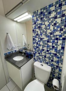 阿雷格里港Apt 1D Aeroporto/Arena的一间带卫生间、水槽和镜子的浴室
