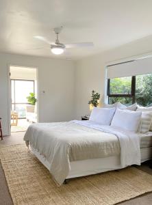 彭特派因The Ridge的白色卧室配有一张带白色枕头的大床