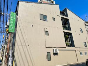 长崎和みの宿　おりがみ的建筑的一侧有绿色标志