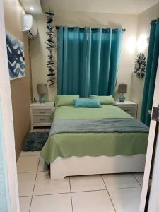 阿瓜达VILLA SEA BEACH的一间卧室配有一张蓝色窗帘的床