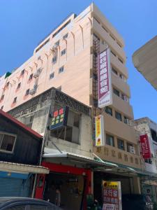 台东旅行家商务会馆的一座高大的建筑,在建筑的一侧写字