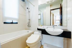 河内HB Serviced Apartment - 12 Trần Quý Kiên的白色的浴室设有卫生间和水槽。