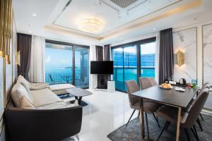 丽水市Utop Marina Hotel & Resort的一间带桌子和沙发的客厅以及一间用餐室