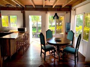 蒙特里科Cabo tortuga bungalows的厨房配有木桌、椅子和柜台。