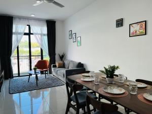 迪沙鲁Desaru Johor by Glex的客厅配有桌子和沙发