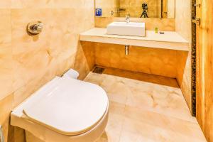 孟买Hotel Byaris International By Bizzgrow Hotels的浴室配有白色卫生间和盥洗盆。