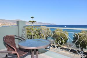 卡利斯托斯Αιγιαλίς - Πολυτελη διαμερισματα的海景阳台上的桌椅