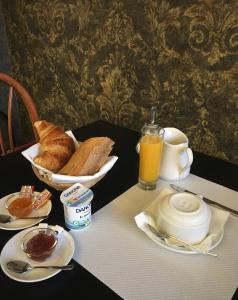 萨索内坎普瓦尔德索恩卡鲁尔瑞利克斯酒店的餐桌,早餐包括面包和橙汁