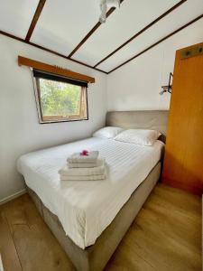 鹿特丹Chalet aan de Rotte的一间卧室配有带毛巾的床