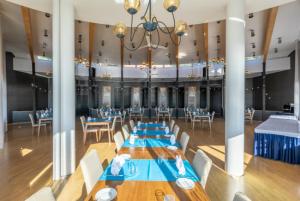 卡布里Lepanina Hotell的一间带长桌和椅子的用餐室