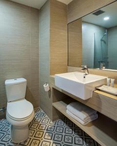 万隆Rooms Inc BTC Bandung的浴室配有白色卫生间和盥洗盆。