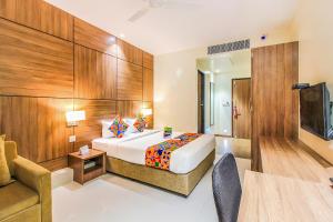 孟买FabHotel RK International的酒店客房,配有床和沙发