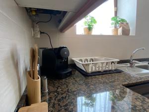 DurroD01 CABIROL DURRO by IMMOVALL的厨房柜台设有碗碟干燥架和水槽