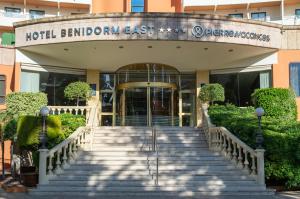 贝尼多姆Hotel Benidorm East by Pierre & Vacances的大楼前设有楼梯的酒店入口
