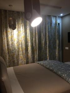 拉巴特Agréable appartement的一间卧室配有一张带窗帘和灯的床