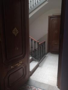 曼雷沙Pis Cèntric的通往走廊的开放式门,设有楼梯间