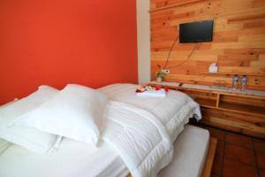 棉兰罗玛28撒利亚旅馆的一间卧室配有一张床,墙上配有电视