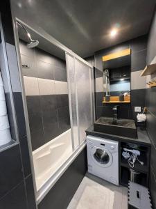 蒂涅Appt 123 Home Club Tignes的小型浴室设有洗衣机和水槽。
