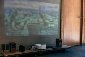 箱根mysa hakone的一张桌子,上面有扬声器和一张咖啡杯的照片