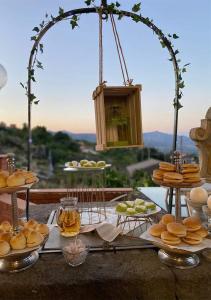 马斯卡利Peri Peri Guest House的一张桌子,上面放着三明治和其他食物,上面放着拱门