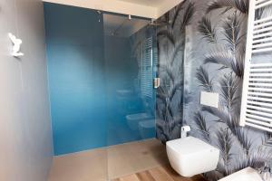 GorgoAgriturismo Tiare dal Gorc的一间带卫生间和蓝色墙壁的浴室