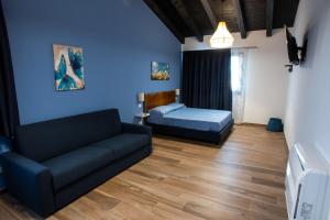 GorgoAgriturismo Tiare dal Gorc的客厅配有沙发和1张床