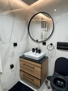 布德瓦Budva house Maja的一间带水槽和镜子的浴室