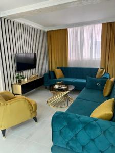 布德瓦Budva house Maja的客厅配有蓝色的沙发和电视