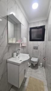 达拉曼Villa Koyuncu的白色的浴室设有水槽和卫生间。