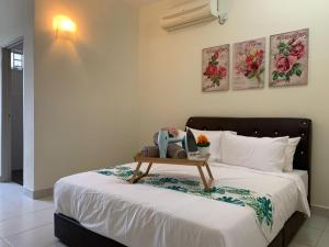 新山Tebrau City Residence,Warm Suite by Antlerzone的一间卧室配有一张桌子和一张床铺