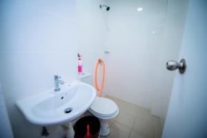 古晋Jeff and Ricky Homestay Matang Metrocity的白色的浴室设有水槽和卫生间。