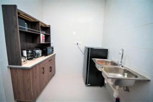 古晋Jeff and Ricky Homestay Matang Metrocity的一间带水槽和台面的小浴室