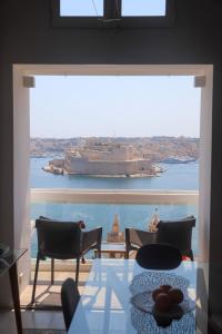 瓦莱塔Spacious maisonette with spectacular views IBRI1-1的水中一个大船的大窗户