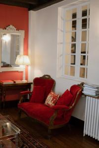 圣让-德吕兹德拉波斯特大酒店的红色椅子坐在窗户的房间